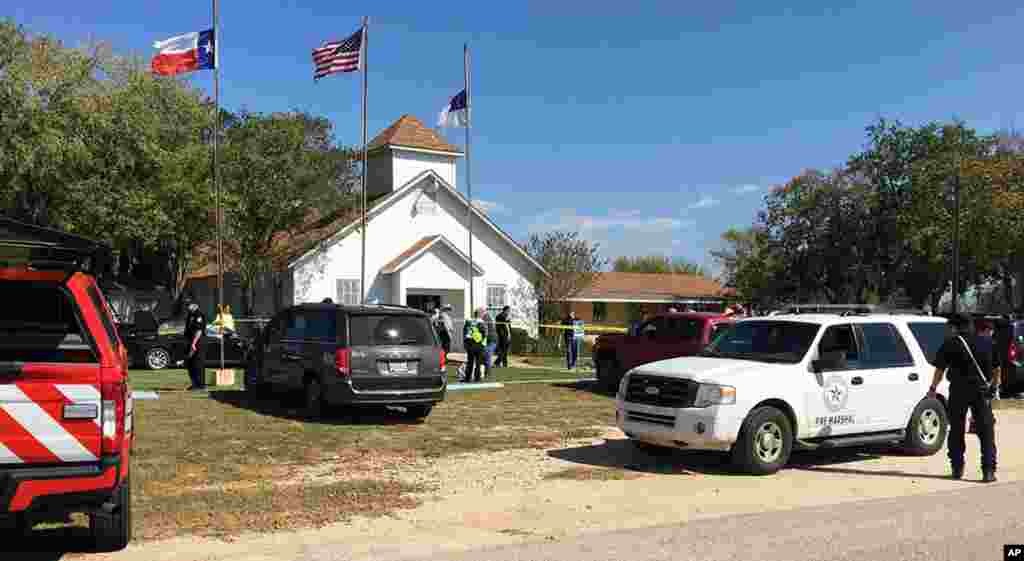 Petugas gawat darurat menangani penembakan masal di Gereja Baptis Pertama di Sutherland Springs, Texas, 5 November 2017.