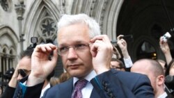 Pendiri WikiLeaks Julian Assange meninggalkan Pengadilan Tinggi London (foto: dok). Mahkamah Agung Inggris menolak banding Assange.