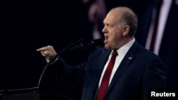 ARCHIVO: Tom Homan, el "zar fronterizo" del presidente electo Donald Trump, habla en una conferencia en Phoenix, Arizona, el 22 de diciembre de 2024.