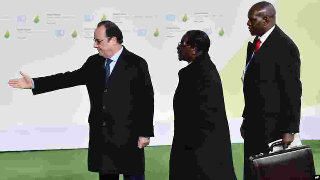 Shugaba Robert Mugabe Na Gaisawa Da Shugaba Kasar Faransa Francois Hollande Daga Hagu&nbsp; A Yayin Da Ya Isa Wurin Bude Taron Majalisar Dinkin Duniya Akan Dumamar Yanayi Na Duniya A Bourget Kusa Da Birnin Paris. Nuwamba 30, 2015. &nbsp;