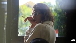 Heather Mack di kantor polisi Bali saat dibawa untuk diinterogasi atas kematian ibunya (14/8). (AP/Firdia Lisnawati)