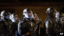 30일 미국 포틀랜드 야간 시위 현장에 진압 경찰이 출동했다.