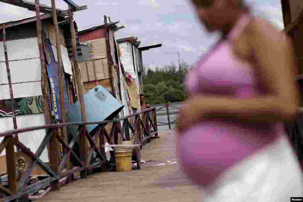 Lediane da Silva, enceinte de huit mois, est aperçue dans le bidonville de Beco do Sururu, Recife, Brésil, 29 Janvier 2016.