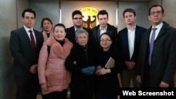 黄琦85岁高龄母亲与五国驻成都外交官会晤（维权网照片）