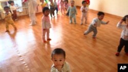 지난 5월 북한 평양의 한 보육원에서 아이들이 놀고 있다. (자료사진)