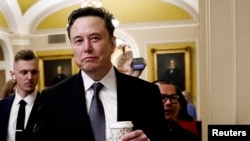 FILE: Elon Musk berjalan di Capitol Hill pada hari pertemuan dengan Pemimpin Senat Republik terpilih John Thune di Washington, Amerika Serikat, 5 Desember 2024. (Benoit Tessier/REUTERS)