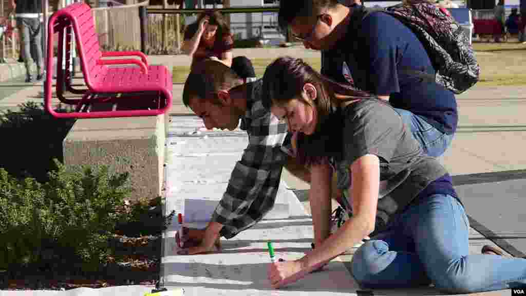 大学生写下对奥巴马的期许（美国之音国符拍摄)