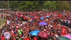 Miles rinden honores a Chávez