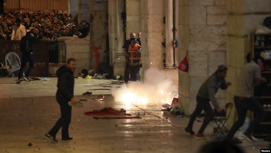 Sukobi izraelskih policajaca i Palestinaca kod džamije Al Aksa, Jerusalim, 7. maj 2021.