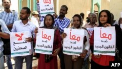 Des journalistes soudanais manifestent contre une proposition de loi qui restreindrait la liberté de la presse, à Khartoum, le 15 novembre 2017.