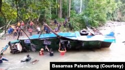 Kondisi bangkai bus Sriwijaya yang terjun ke sungai Lematang, di Pagaralam, Sumatera Selatan, Rabu, 25 Desember 2019. (Foto: Basarnas Palembang). 