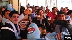 En el Emporio de la pizza, jóvenes veinteañeros golpearon las mesas haciendo temblar los porrones de cerveza.