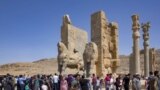 ابتدای سال گزارشی داشتیم از بستن تخت جمشید به روی گردشگران. این روزها بازگشایی شده است و هزاران نفر از پایتخت تشریفاتی امپراتوری هخامنشیان دیدار می می کنند.<br />
عکس: رضا قادری