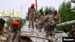 Anggota pasukan militer Sudan terlihat berada di atas sebuah tank menjelang kedatangan Jenderal abdel Fattah al-Burhan di bandara militer Sudan pada 27 Agustus 2023. (Foto: Reuters/Ibrahim Mohammed Ishak)