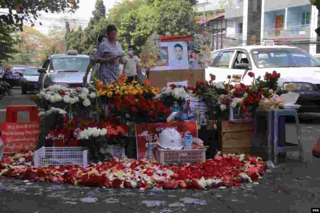 ရန်ကုန် ဆန္ဒပြပွဲအတွင်း သေနတ်ထိမှန်သေဆုံးသူများကို ၎င်းတို့ ကျဆုံးခဲ့ရာနေရာများမှာ ပန်းစည်း ပန်းခြင်းများနဲ့ အောက်မေ့ဂုဏ်ပြုခဲ့ကြတဲ့ မြင်ကွင်း။ (မတ် ၀၁၊ ၂၀၂၁) 