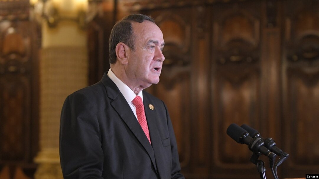 El presidente de Guatemala, Alejando Giammattei, anunció la compra de 4 millones de dosis de la vacuna de AstraZeneca contra COVID-19. Foto cortesía de la Secretaría de la Presidencia.