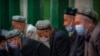 Sejumlah warga etnis Uighur beribadah di Masjid Id Kah di Kashgar, Xinjiang, pada 19 April 2021. (Foto: AP/Mark Schiefelbein, File)