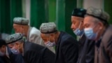 资料照片：2021年4月19日政府组织的外国记者访问期间，维吾尔人和其他信徒在中国新疆维吾尔自治区喀什市的伊德卡清真寺做礼拜。（美联社照片）
