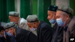 资料照片：2021年4月19日政府组织的外国记者访问期间，维吾尔人和其他信徒在中国西部新疆维吾尔自治区喀什市的伊德卡清真寺做礼拜