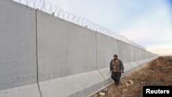 Şervanekî YPg li nêzî tixubê Tirkîyê ya li Serêkanîyê (Arşv)