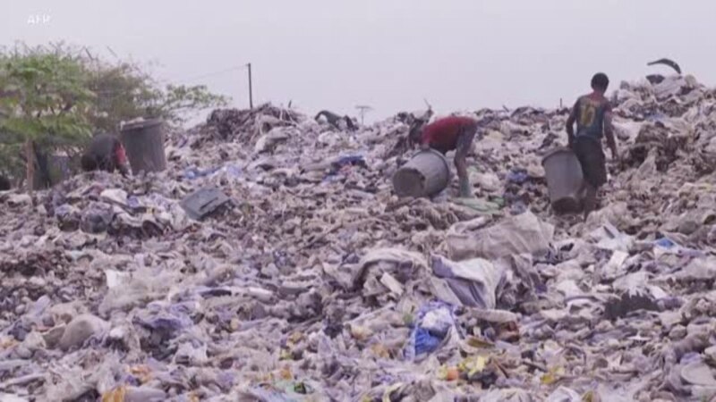 Une entreprise nettoie les déchets plastiques de Kinshasa