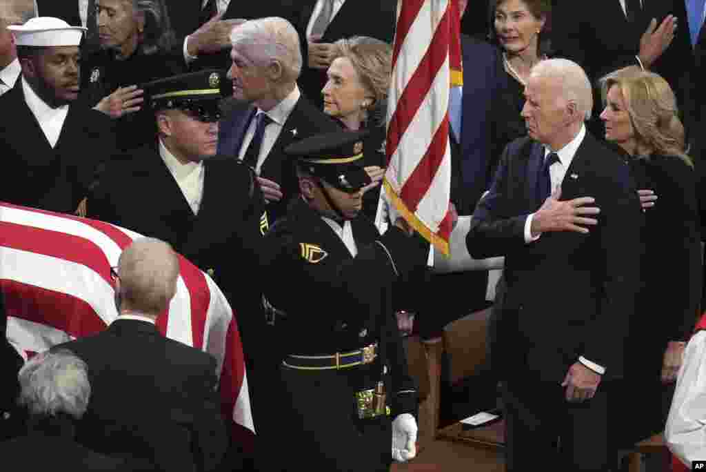 El presidente Joe Biden, la primera dama Jill Biden y otros expresidentes observan mientras un equipo de portadores lleva el ataúd del expresidente Jimmy Carter durante el funeral de estado en la Catedral Nacional de Washington, el 9 de enero de 2025.