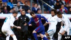 Barcelona's Argentinian forward Lionel Messi (C) vies with Real Madrid's Spanish defender Sergio Ramos, Real Madrid's Brazilian defender Marcelo and Real Madrid's Brazilian midfielder Casemiro during the Spanish League "Clasico" football match Real Madrid