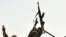 Combatientes de las fuerzas rebeldes en sus posiciones en las cercanías de Sirte.