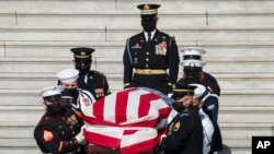 El ataúd con los restos del legislador John Lewis, cuubierto con la bandera de EE.UU., durante los honores en Washington, el 29 de julio de 2020.