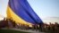 На фото: український прапор розміром 16 на 24 метри розгортають у Києві до у День Державного Прапора України