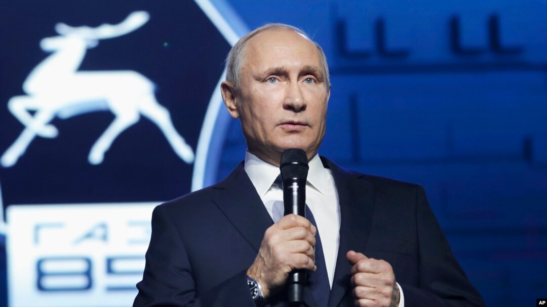 Tổng thống Nga Vladimir Putin phát biểu trước công nhân nhà máy ô tô ở Nizhny Novgorod, nơi ông tuyên bố ông tranh cử cho nhiệm kỳ tổng thống thứ tư vào năm sau, ngày 6 tháng 12, 2017. 