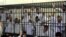 埃及法庭上前总统穆尔西的两名支持者死刑被判死刑后另一位穆尔西支持者哗然