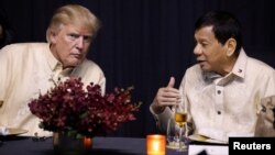 Le président américain Donald Trump et son homologue philippin Rodrigo Duterte au dîner de gala marquant le 50e anniversaire de l'Asean à Manille, aux Philippines, le 12 novembre 2017.