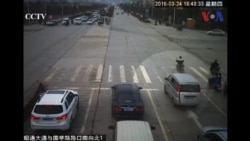 Em bé rơi khỏi ô tô đang chạy ở TQ