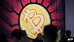 Una pancarta con el logo de bitcoin se ve durante la conferencia de criptomonedas Bitcoin 2021 Convention en el Mana Convention Center en Miami, Florida, el 4 de junio de 2021.