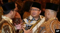 Menteri Keuangan Bambang Brodjonegoro (tengah).