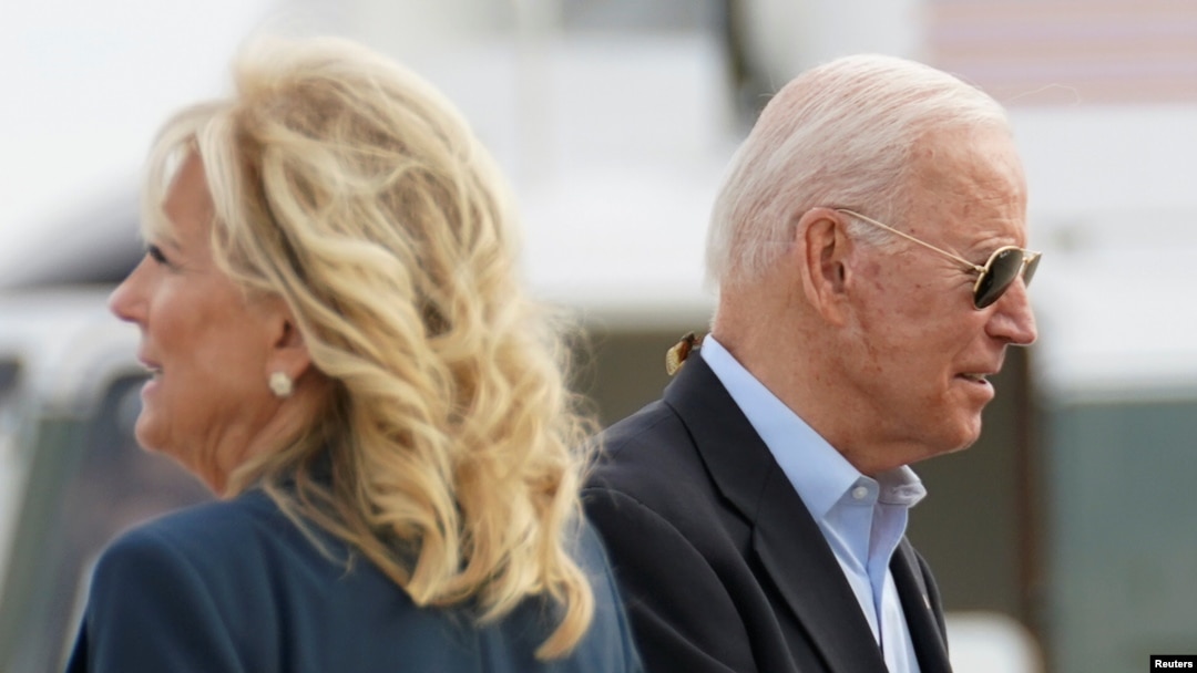Cikada na vratu predsednika Džoa Bajdena pred polazak za Britaniju, 9. juna 2021.