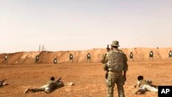 Miembros de un grupo opositor sirio reciben entrenamiento de las Fuerzas Especiales de EE. UU. en la instalación militar de al-Tanf, en el sur de Siria, en 2018.