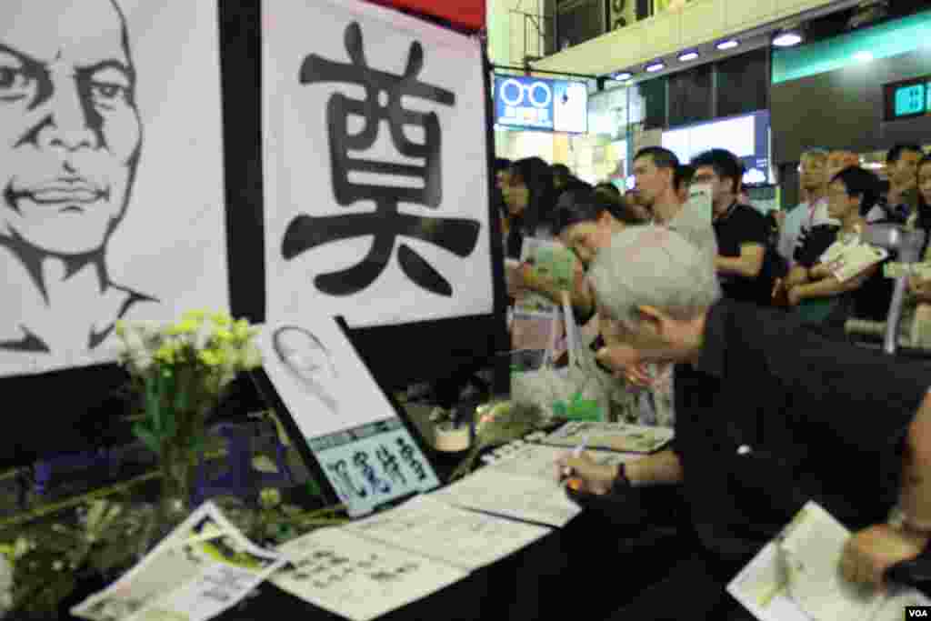香港多个团体在旺角举办悼念李旺阳“被自杀”一周年（美国之音海彦拍摄）