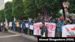 Sekitar 50 mahasiswa dari BEM seluruh Indonesia menggelar aksi di depan Hotel Bidakara, Jakarta yang menjadi lokasi debat pertama pilpres 2019. (Foto: VOA/Ab)