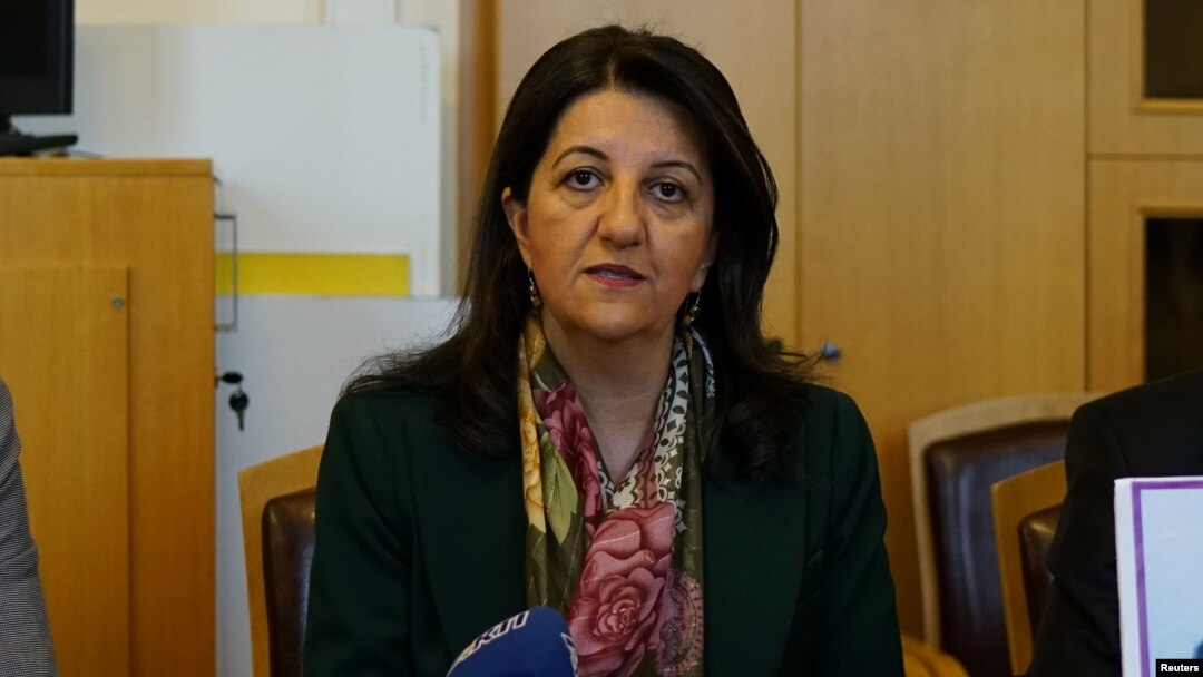 ARSIP – Pervin Buldan, salah seorang pemimpin Partai Demokratik Rakyat yang pro-Kurdi, berbicara kepada para awak media di gedung Parlemen Turki di Ankara didampingi dengan para anggota parlemen sebelum memulai mogok makan yang berlangsung selama dua hari sebagai bentuk dukungan 