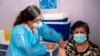 Un trabajador de la salud administra una dosis de la vacuna Sinovac CoronaVac de China a una persona en un centro de vacunación montado en el Estadio Bicentenario en Santiago, en Chile, el 3 de febrero de 2021.