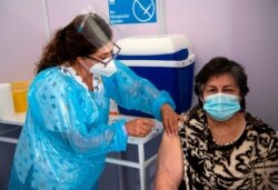 Una enfermera aplica la vacuna china CoronaVac de Sinovac a una persona en un centro de vacunación en el estadio Bicentenario en Santiago, Chile, al inicio de una campaña de vacunación contra el COVID-19. Febrero 3 de 2021.