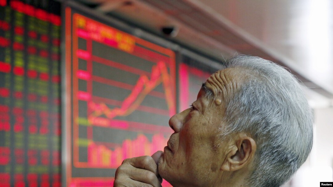 Seorang investor mengamati indeks harga saham China pada sebuah monitor di Beijing (foto: dok).