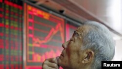 Seorang investor mengamati indeks harga saham China pada sebuah monitor di Beijing (foto: dok).