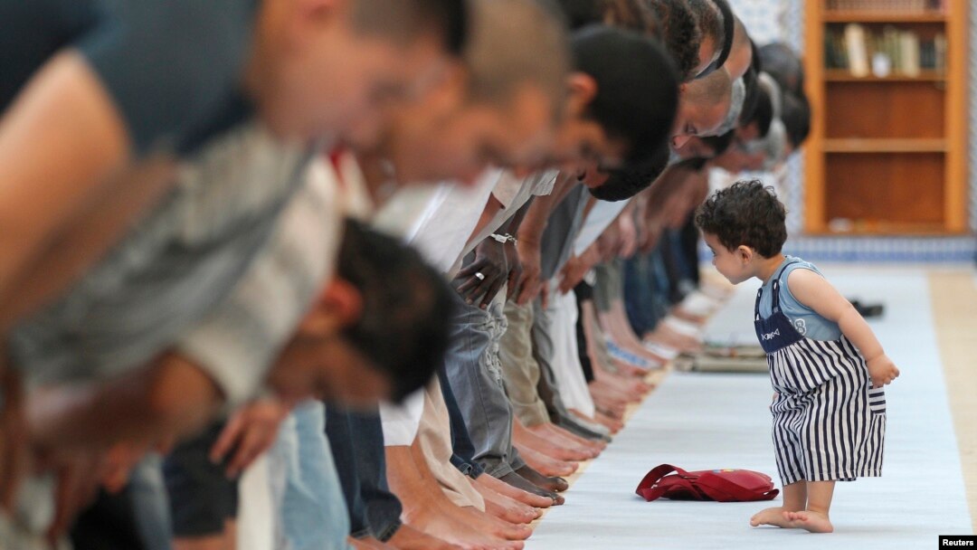 Seorang anak kecil berada di depan jamaah muslim yang sedang melakukan shalat pada bulan Ramadan (foto: dok). Sebuah organisasi muslim AS menyelenggarakan Sayembara Fotografi Internasional – IRPC bertema 'Menangkap Semangat Ramadan'.