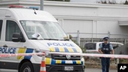 Polisi berjaga di depan masjid Linwood di Christchurch, Selandia Baru, 19 Maret 2019. 