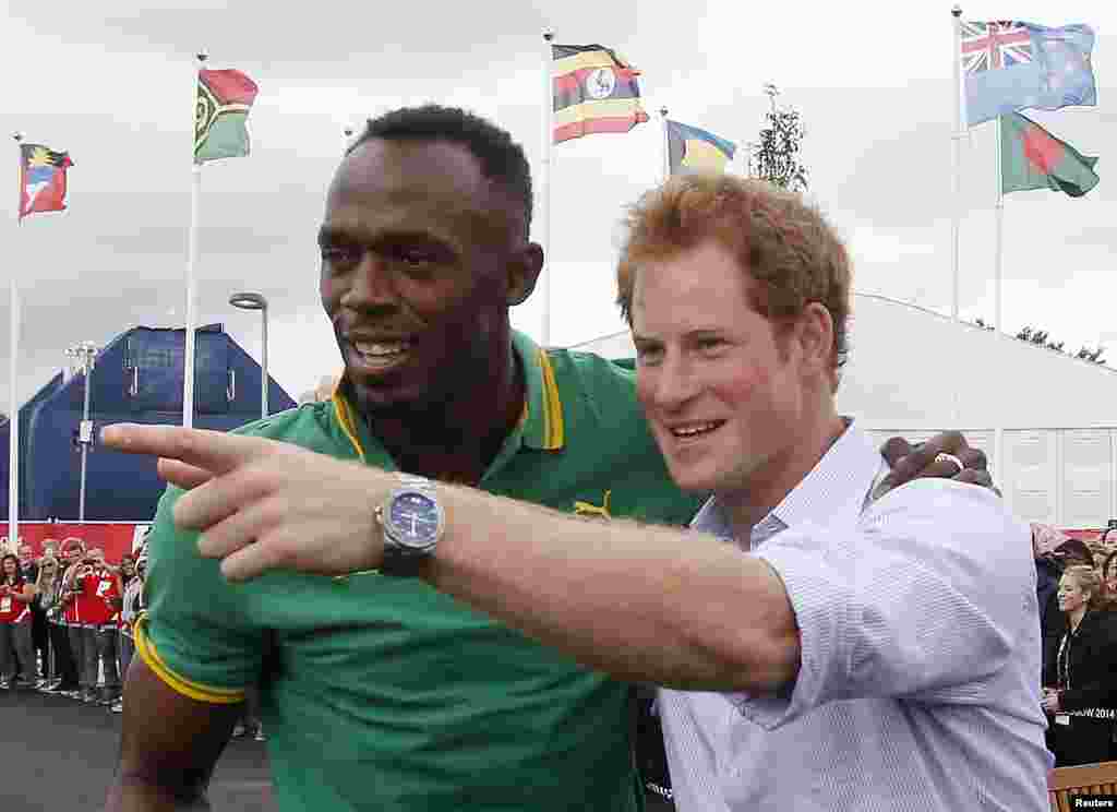 Le prince britannique Harry parle à Usain Bolt de la Jamaïque (G) lors d&#39;une visite à la Commonwealth Games Village aux Jeux du Commonwealth 2014 à Glasgow en Écosse le 29 juillet 2014. REUTERS / Danny Lawson / Pool (BRITAIN - Tags: ENTERTAINMENT SOCIETY ROYALS SPORT 