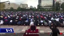 Tiranë: Besimtarët sfidojnë pandeminë, festojnë Bajramin në Sheshin Skënderbej