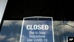 22일 미국 매사추세츠주 데드햄의 한 상점에 신종 코로나바이러스 사태로 인한 휴점 안내가 붙어있다.